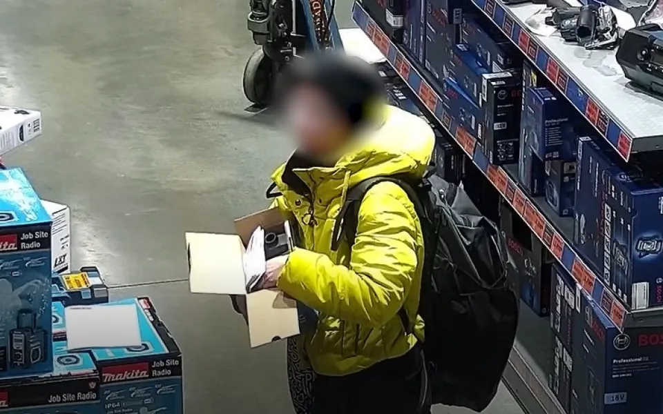VIDEO: Zdrogovaná zlodějka řádila v Olomouci. Na ostrahu supermarketu vytáhla nůž. Skončila ve vazbě