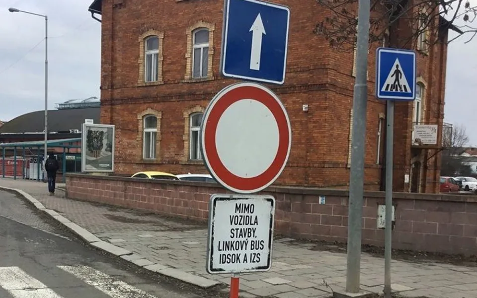 Přes Pasteurovu zákaz nezákaz. Na zavřené silnici v Olomouci přistihli strážníci desítky řidičů
