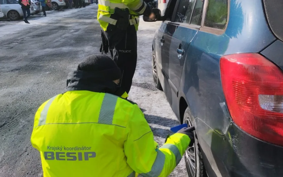 Na Skřítku dnes policisté kontrolovali zimní výbavu. Co v ní nesmí chybět?