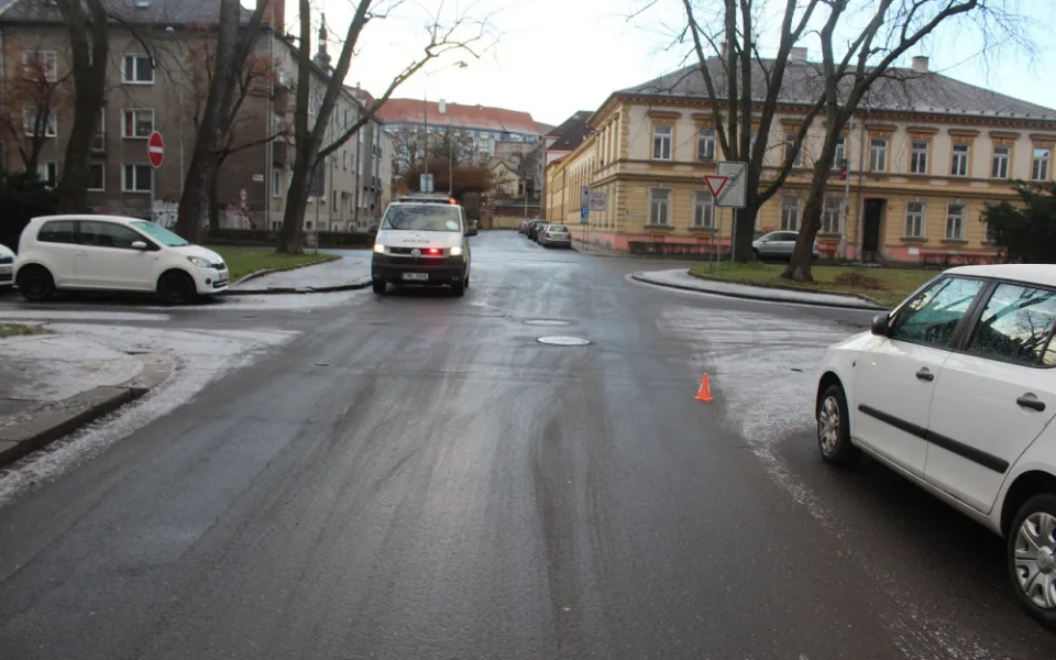 V Blahoslavově v Olomouci auto srazilo ženu. Policie pátrá po řidiči, který ujel