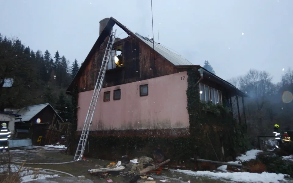 V Bedřichově na Šumpersku hořela střecha a podkroví rodinného domu, škoda bude přes milion