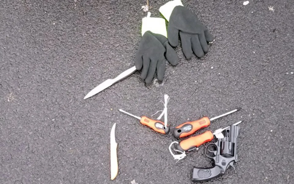Strážnici u muže našli šroubováky, nože i maketu revolveru