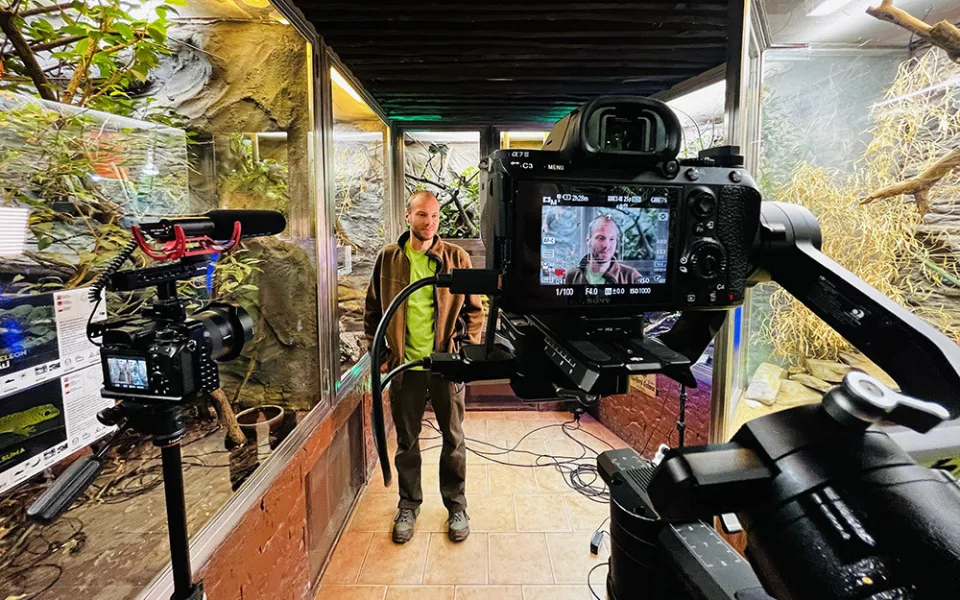 Zoolog Jan Kirner při natáčení dokumentu