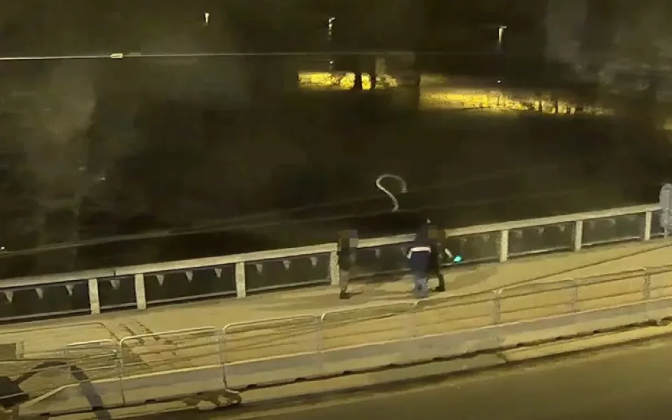 VIDEO: Rozjaření mladíci hodili nad ránem do Mlýnského potoka elektrokoloběžku. Zachytily je kamery