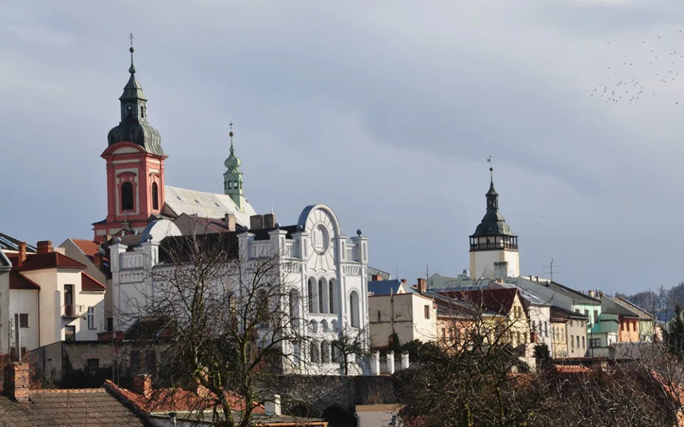 Věz hranické staré radnice (napravo) je v havarijním stavu