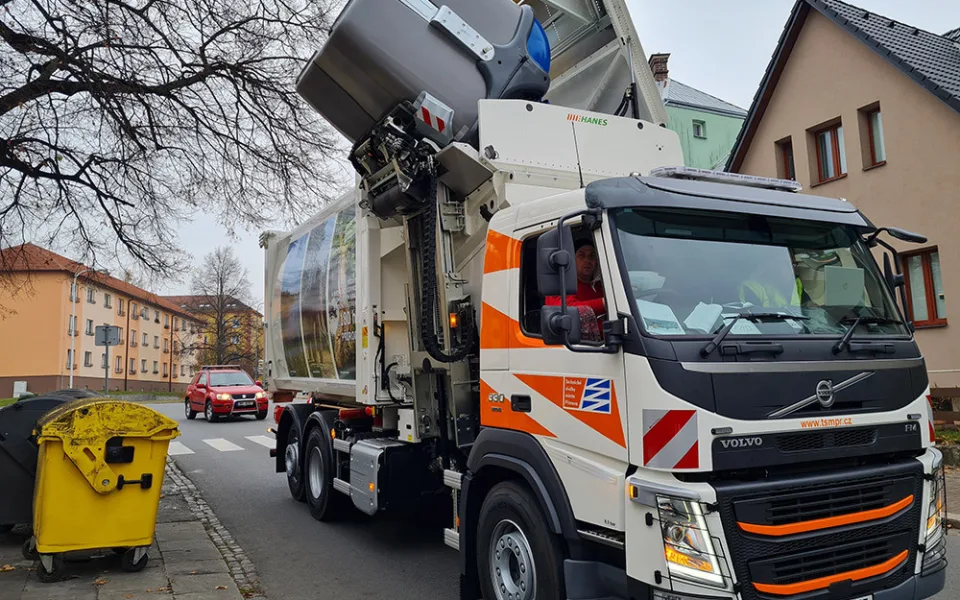 Pro svoz odpadu z nových kontejnerů pořídil Přerov i speciální nákladní auta