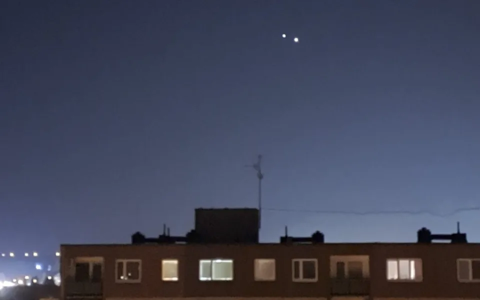 Lidé fotografovali nevšední úkaz nad Olomoucí, konjukci Venuše a Jupiteru. Vidět bude i dnes večer