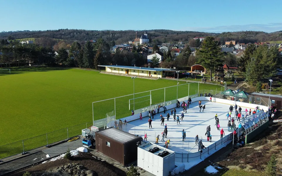 Bruslení na novém kluzišti ve Slatinicích ještě nekončí