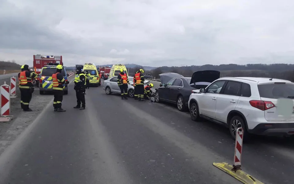 Při nehodě tří aut na D48 u Bělotína se zranilo pět lidí