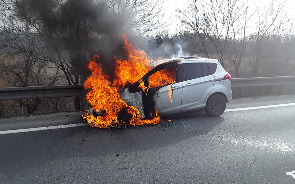 Provoz na D46 u Prostějova zkomplikoval požár auta