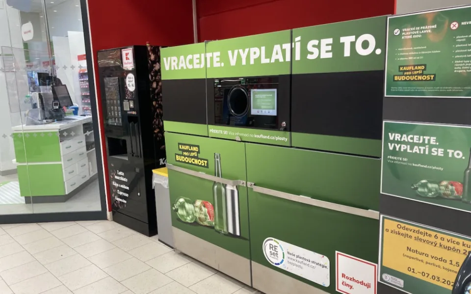 Vracejte, vyplatí se to. V Kauflandech na Olomoucku spustili zkušební automaty na vracení PET lahví