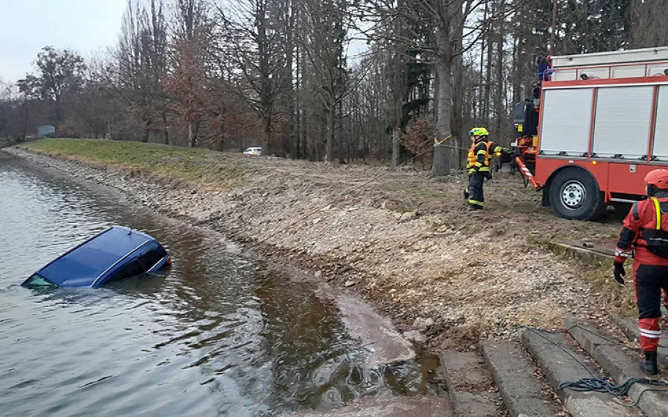 Mladý řidič předjížděl v nevhodný moment, s autem skončil v rybníku