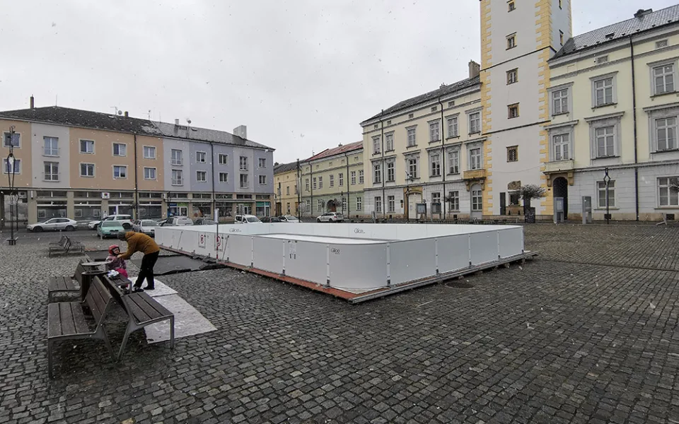 Před litovelskou radnicí bylo lidem měsíc zdarma k dispozici kluziště s umělým ledem