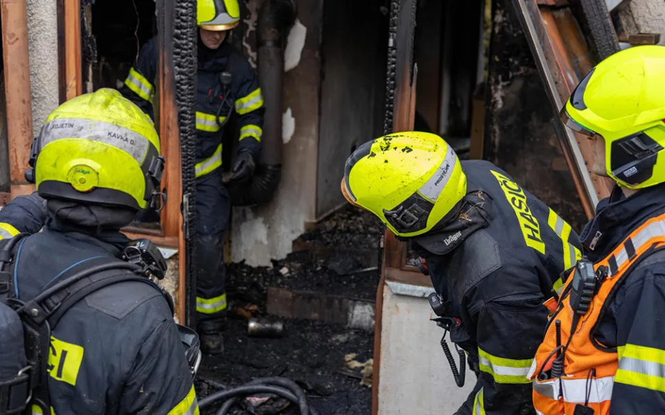 Nedbalé topení dřevem přináší zranění a milionové škody. Požáry jsou závažnější, hlásí hasiči