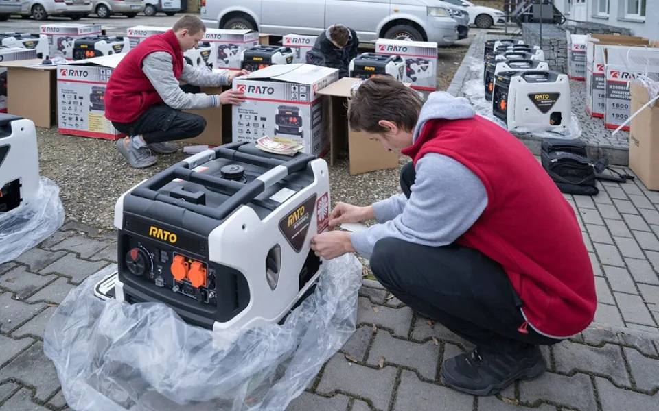 Charita chystá kamiony s elektrocentrálami pro Ukrajinu. Pomohou nemocnici i rodinám s dětmi
