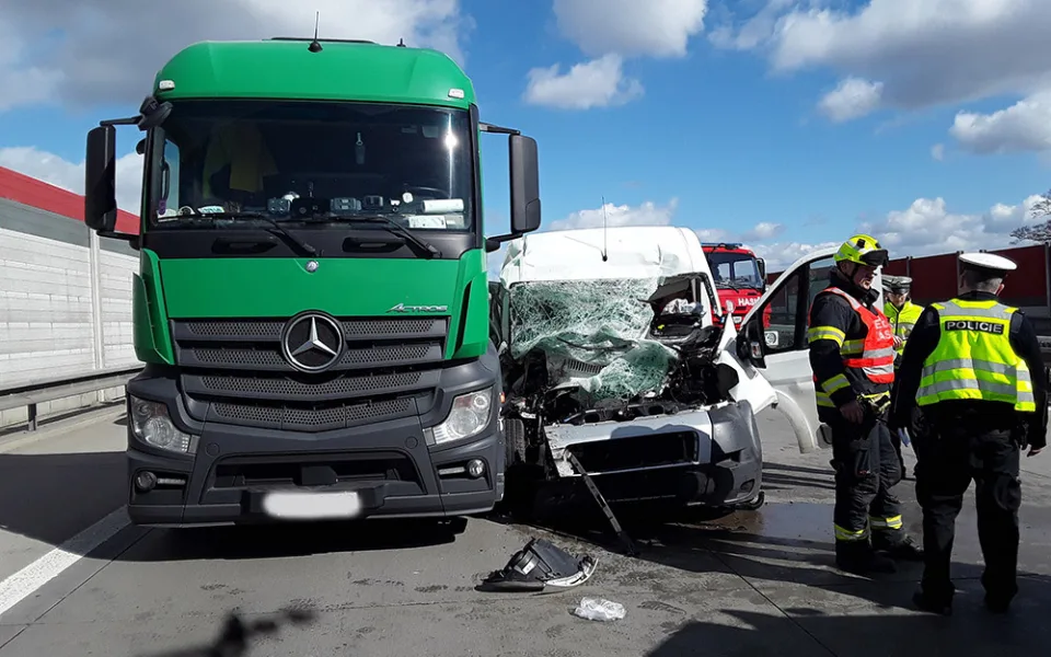 Nehoda dodávky a kamionu zablokovala D1 u Lipníku. Na místo startoval vrtulník
