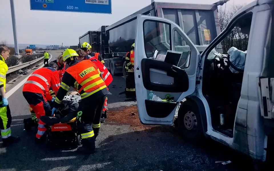 Dodávka u Olomouce narazila do nákladního auta, řidiče vyprošťovali hasiči