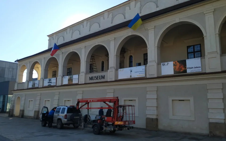 Prostějovské muzeum vyzrálo na agresora. Na ukrajinskou vlajku už nedosáhne
