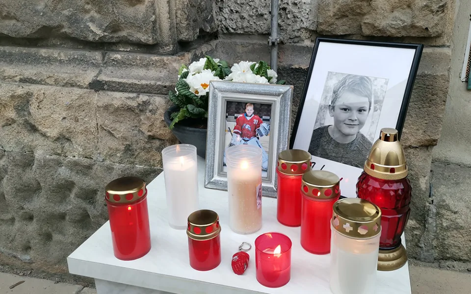 Pietní místo pro zesnulého Adama u Základní školy Spojenců v Olomouci