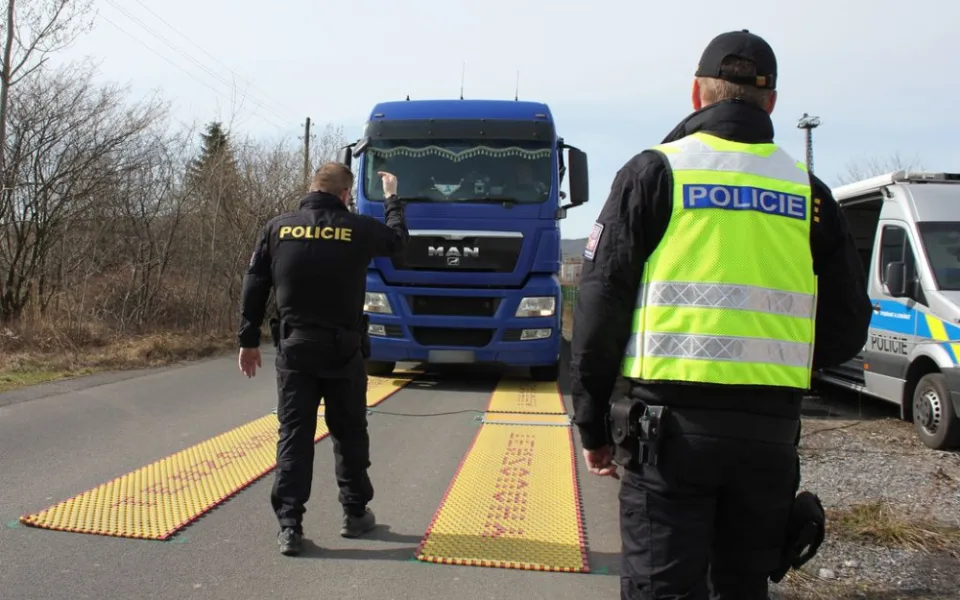 Razie na nákladní vozidla na Jesenicku dopadla neslavně. Padesát kontrol, čtyřiadvacet přestupků
