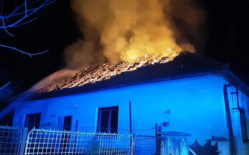 Noční požár v Lipníku: plameny pohltily střechu rodinného domu
