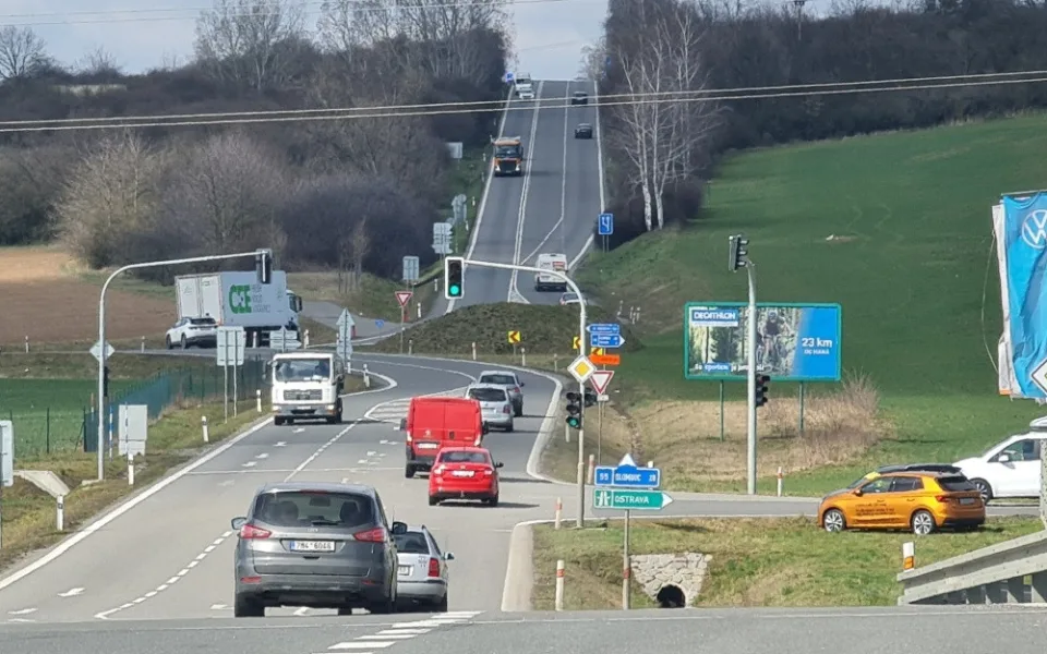 Na světelné křižovatce silnice I/55 na okraji Přerova se v posledních týdnech tvoří kolony