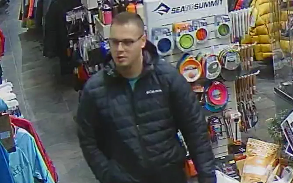VIDEO: Policie hledá muže v souvislosti s krádeží sportovního oblečení v Olomouci