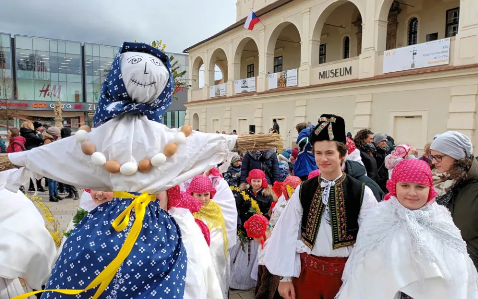 FOTOGALERIE: Děti z prostějovských škol a školek ukončily nadvládu zimu. Vynesly Smrtku do mlýnského náhonu