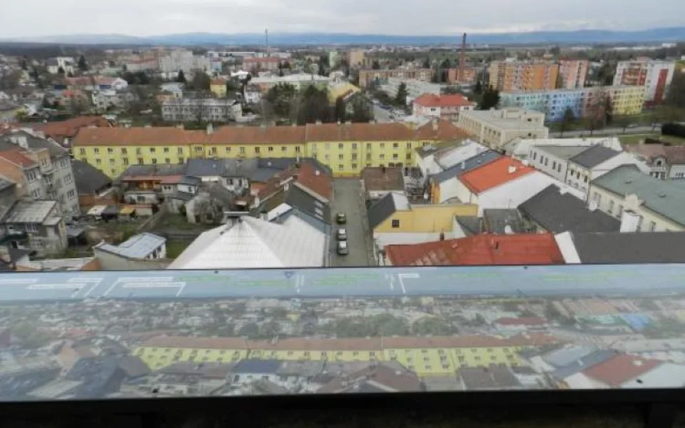 Na radniční věži v Litovli jsou nové panely s fotografiemi okolí. Turisté se tak lépe zorientují