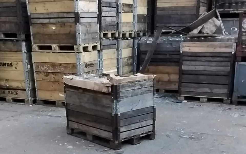 V průmyslovém areálu v Olomouci spadl muž z patnáctimetrové výšky do kontejneru se sklem. Má těžké zranění