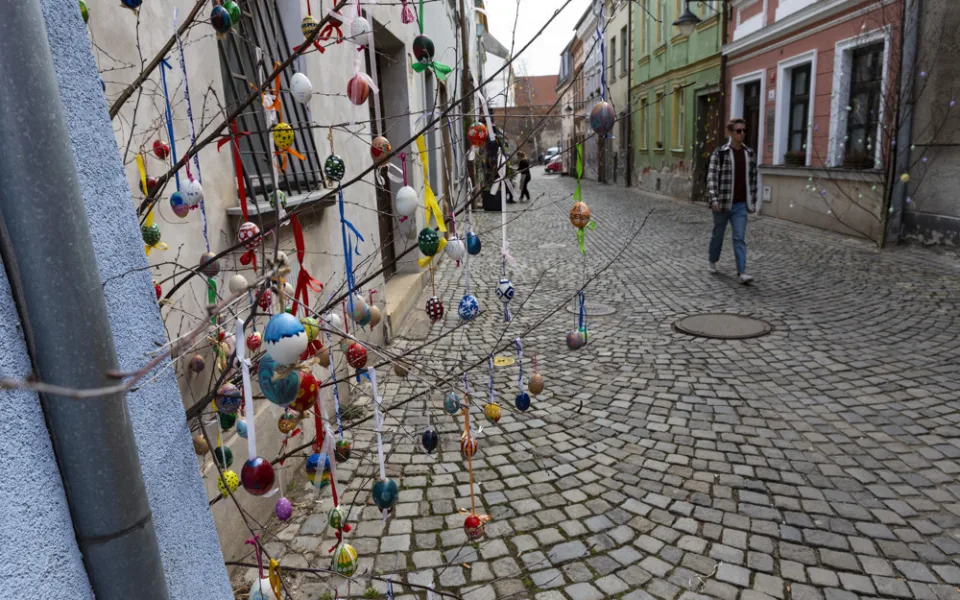 Velikonočně vyzdobená ulička v centru Olomouce - ilustrační foto