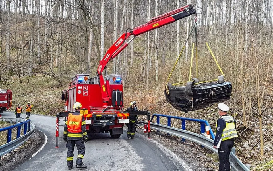Hasiči na Šternbersku zasahovali u převráceného Audi, řidič utrpěl zranění