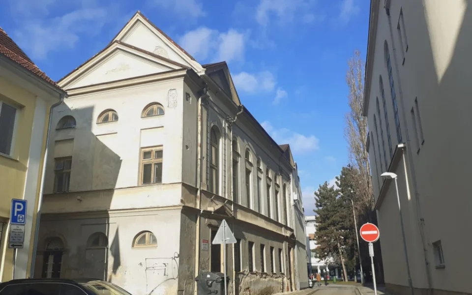 Realitní kancelář nabízí bývalou synagogu v Prostějově. Cena klesla na necelých šest milionů