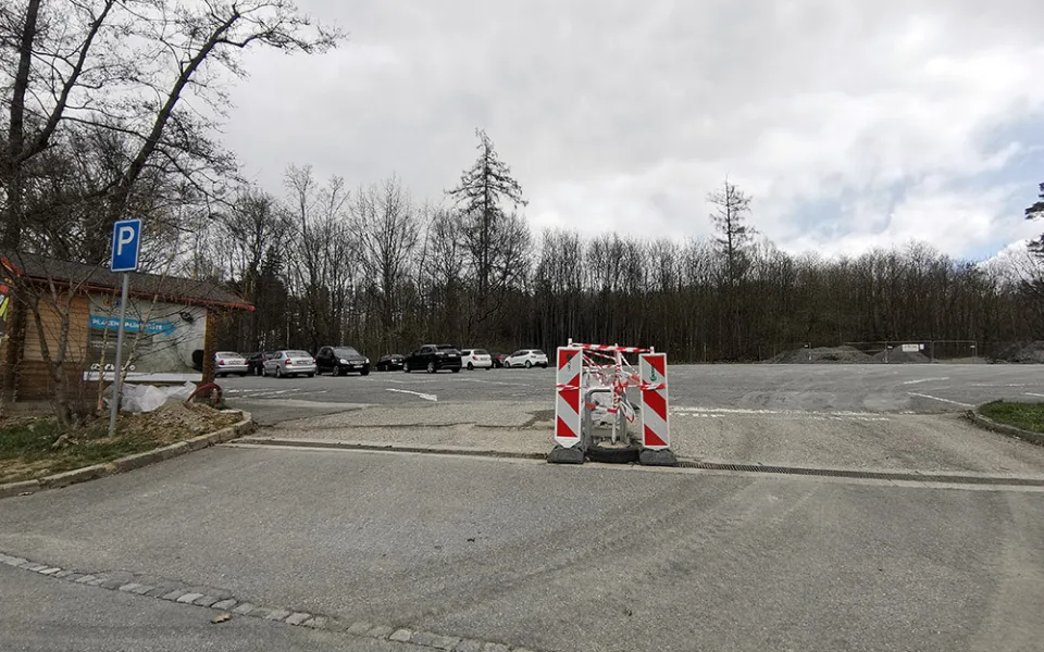 Výjezd z parkovacích ploch na Svatém Kopečku budou hlídat závory