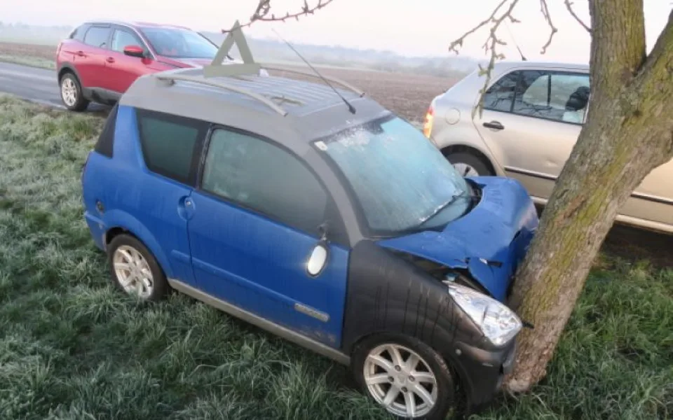 Šestnáctiletá řidička narazila pobíž Brodku u Přerova s malým vozidlem do stromu. Škoda je 50 tisíc