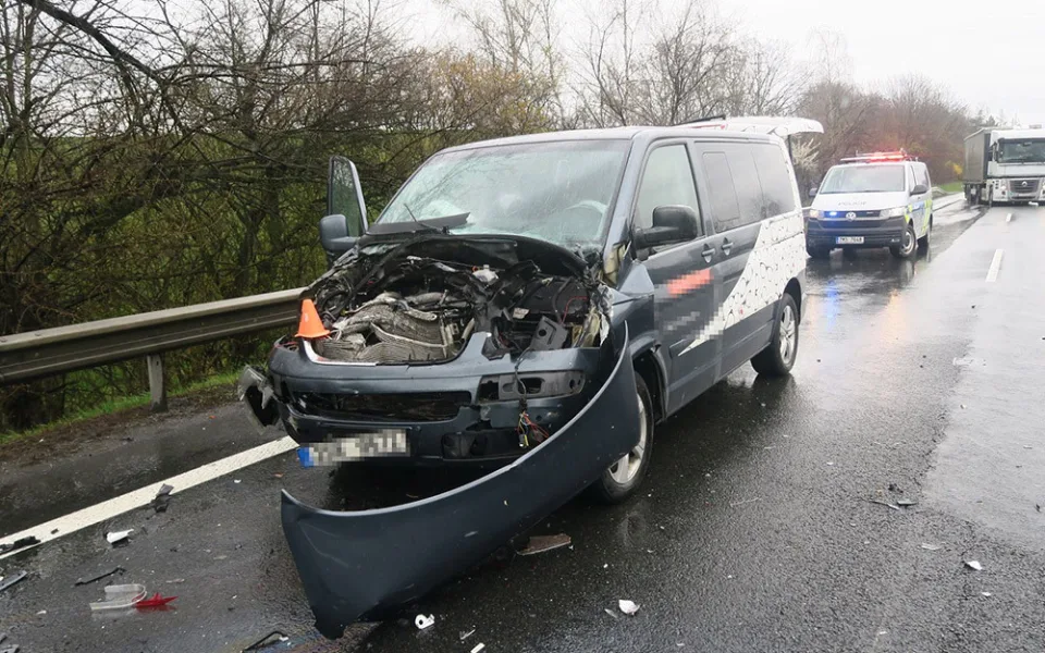 Dopravní nehoda pěti aut zkomplikovala provoz na dálnici D46