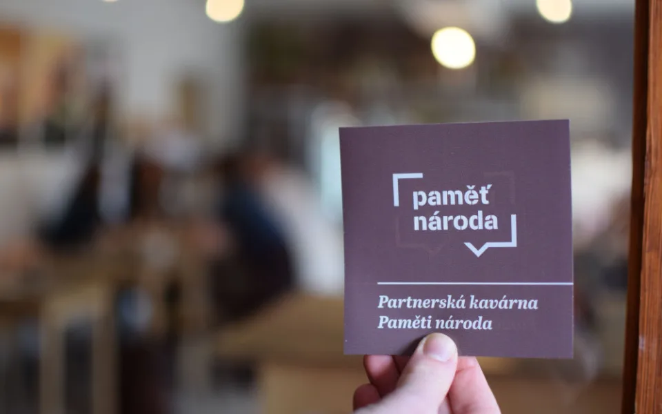 Síť kaváren bude pomáhat zachránit příběhy pamětníků. První z nich je v Litovli