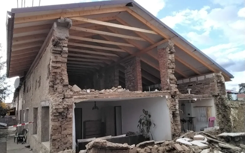 V Dobromilicích spadla štítová zeď u rodinného domu. Sutiny prohledal pes, vše se obešlo bez zranění
