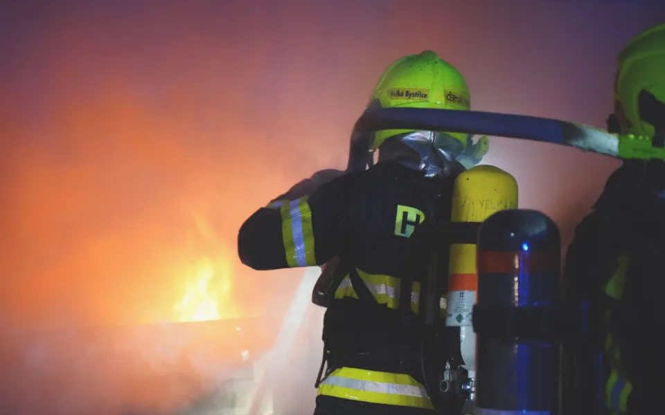 VIDEO: Ve Velké Bystřici hořela loď v garáži. Zásah komplikoval nebezpečný hořlavý materiál a tlakové lahve