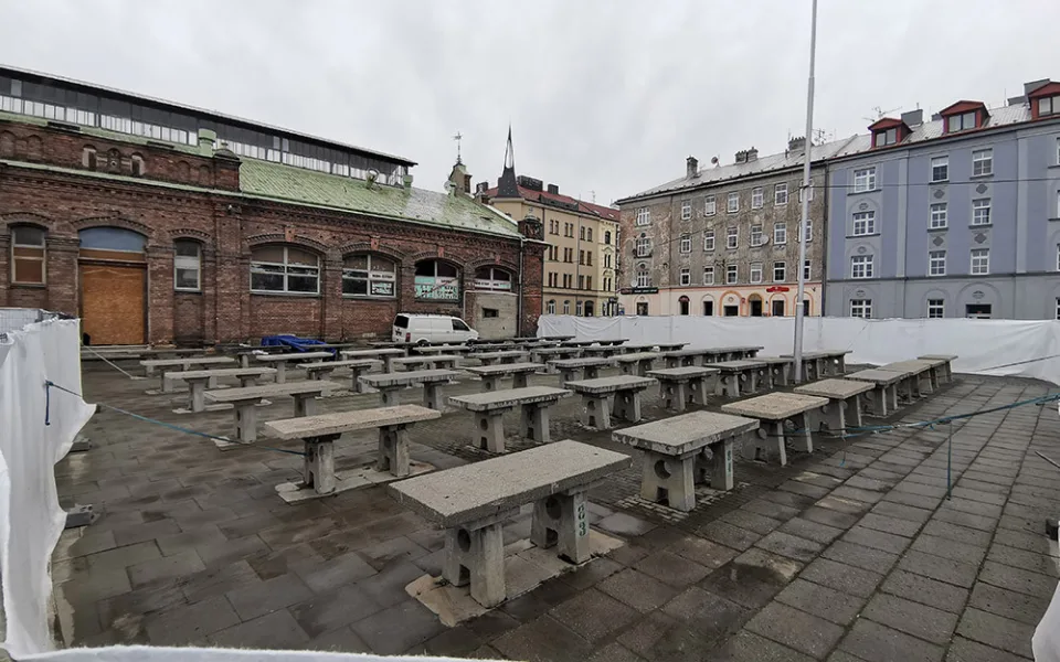 Stovka betonových stolů na olomoucké tržnice projde renovací