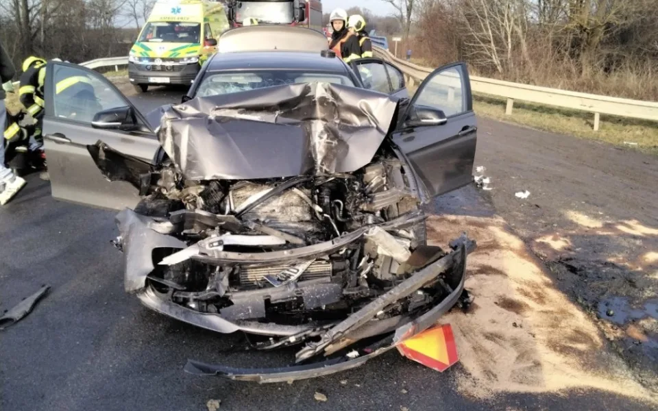 V BMW, které u Němčic nad Hanou sestřelilo traktor s myslivci, byly katalyzátory. Policie pátral, čí jsou