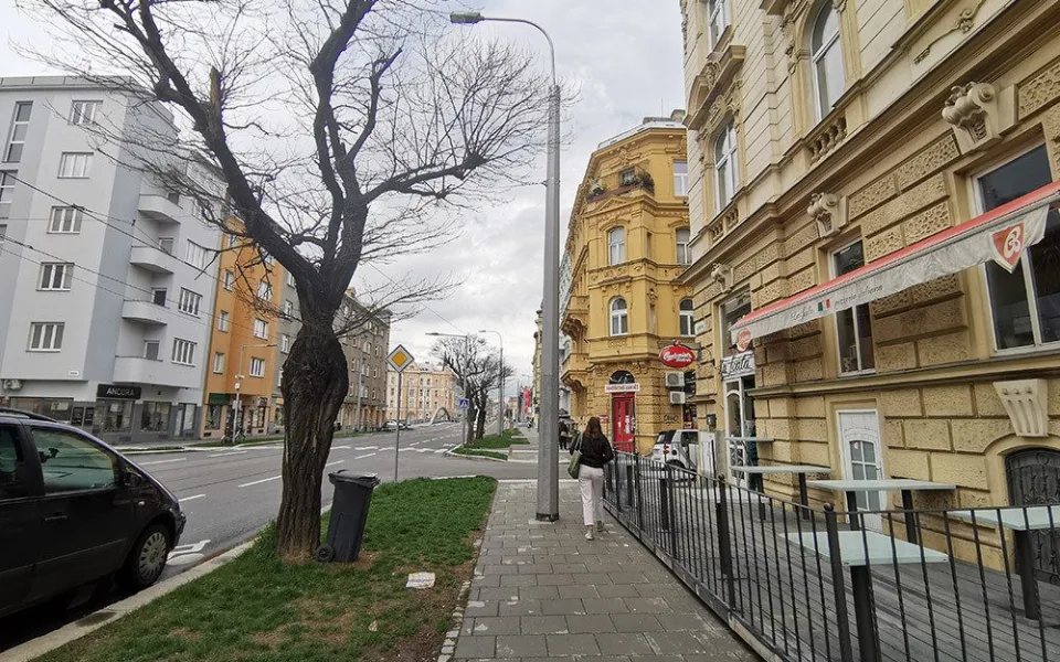 Sloup jako překážka na chodníku na Masarykově třídě v Olomouci