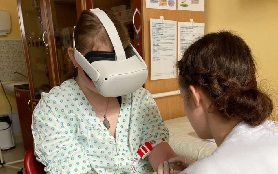 Zdravotníci ve Šternberku využívají virtuální 3D realitu, aby odvedli pozornost dětí při odběrech