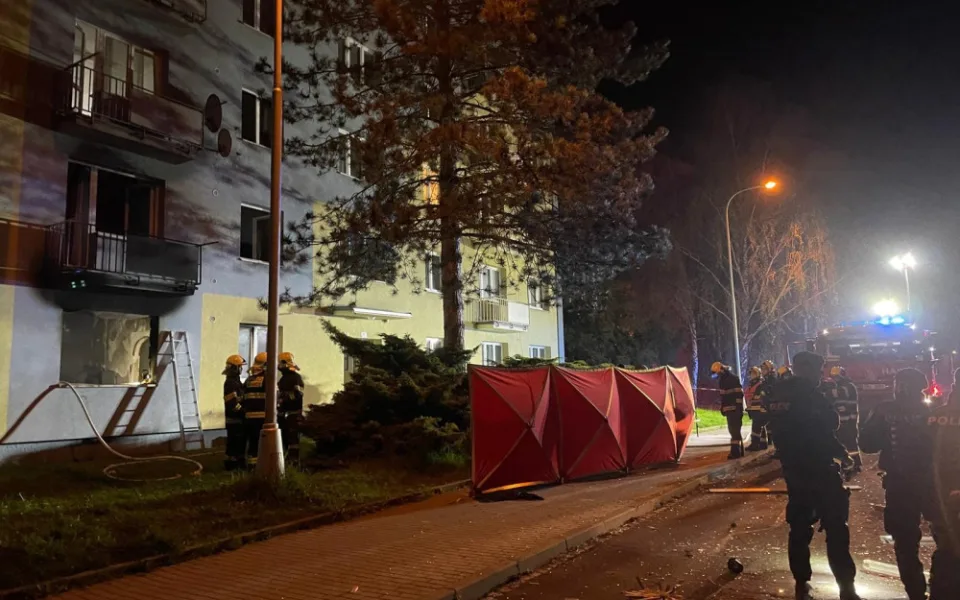 Při požáru v bytovém domě v Hranicích zemřel třiatřicetiletý muž. Hasiči evakuovali dvacet lidí