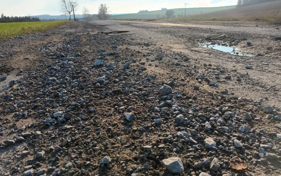 Nejhorší cesta v kraji? Chybějící asfalt, výmoly, kamení. Místní nadávají na zničenou silnici na Konicku