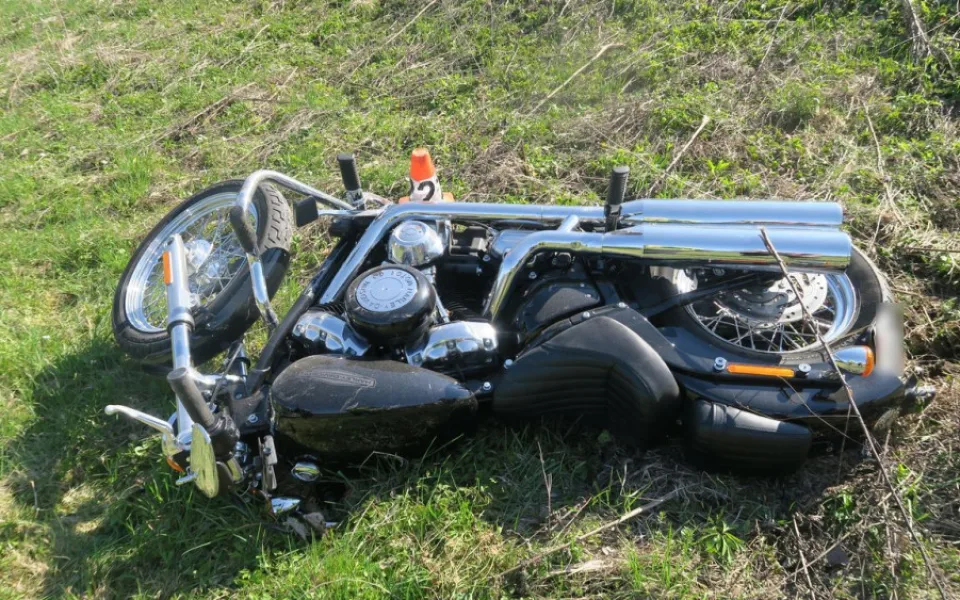 Policie varuje, s teplem přibývá nehod motorkářů. Na Šumpersku havaroval Harley Davidson, škoda je čtvrt milionu