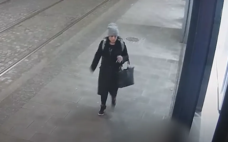 VIDEO: Zatajený nález a desetitisícová škoda. Olomoučtí policisté hledají neznámou ženu