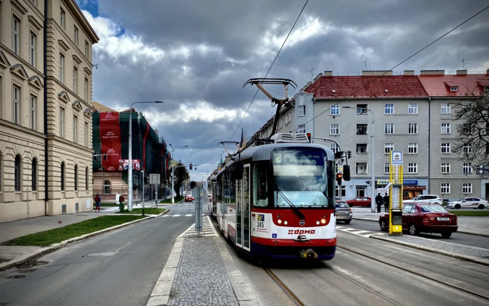 Po oba prodloužené víkendy bude omezená MHD na Masarykově třídě. Kvůli pracím na mostě přes Moravu