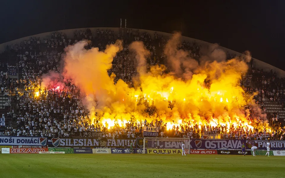 Fanoušci Baníku Ostrava na severní tribuně Androva stadionu - ilustrační foto