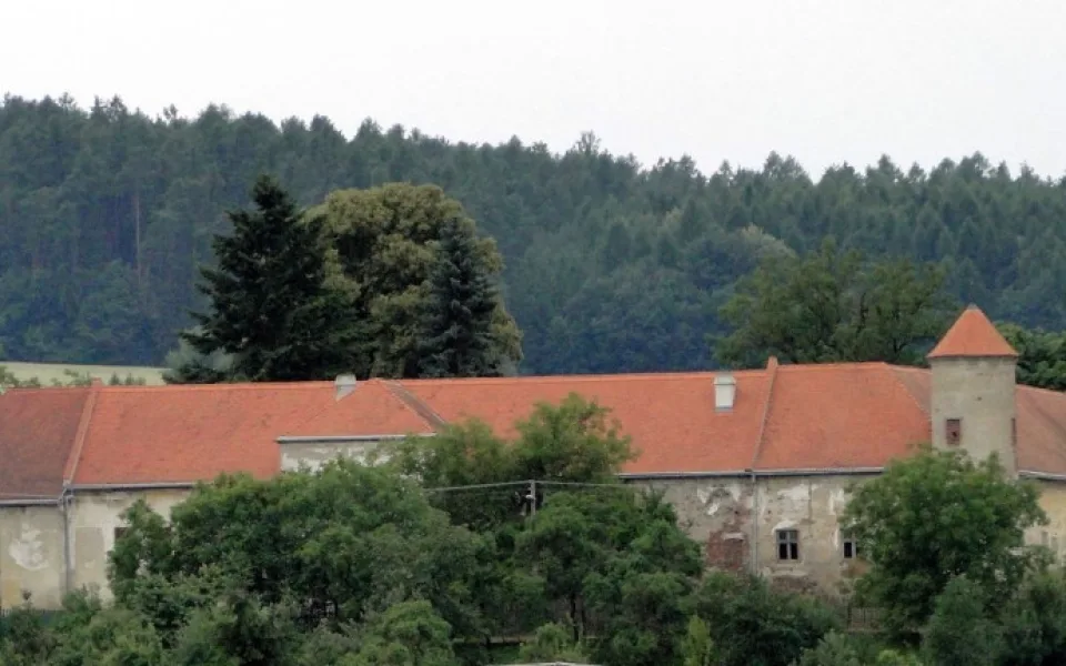 Zámek ve Ptení čeká o víkendu první festival. Nádvoří je přichystané, k dispozici bude stanové městečko